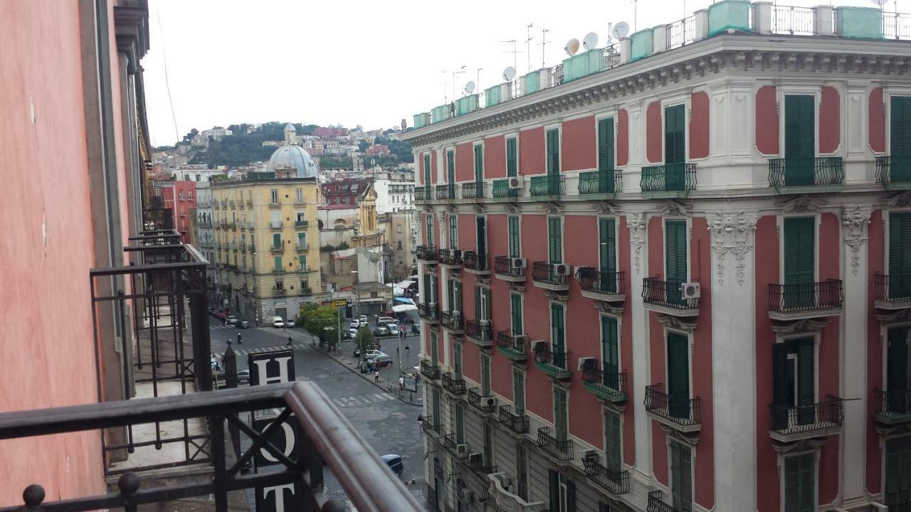 Una Casetta Al Centro Di Napoli Exterior foto